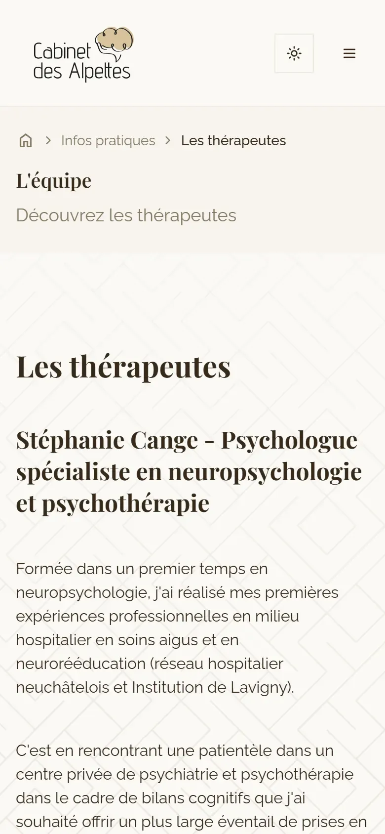 La page de l’équipe sur un téléphone, chaque thérapeute présenté l’un sous l’autre.