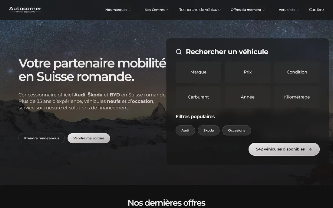 Le site web d’Autocorner, un panneau de recherche de véhicule ouvert par-dessus une photographie nocturne de montagnes.