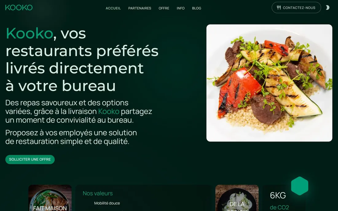 Le site web de Kooko, un plat dressé photographié à côté de la proposition de le livrer au bureau.