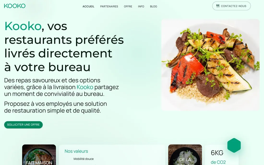 Le site web de Kooko, un plat dressé photographié à côté de la proposition de le livrer au bureau.